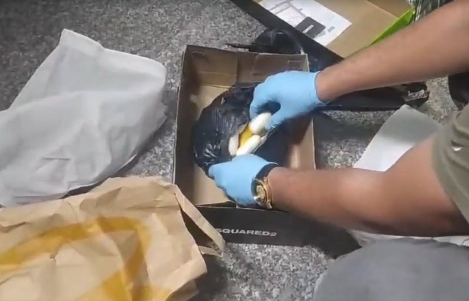 İzmir'de otogarda uyuşturucu operasyonu; 'Layka' ile aramada 1 kilo kokain bulundu