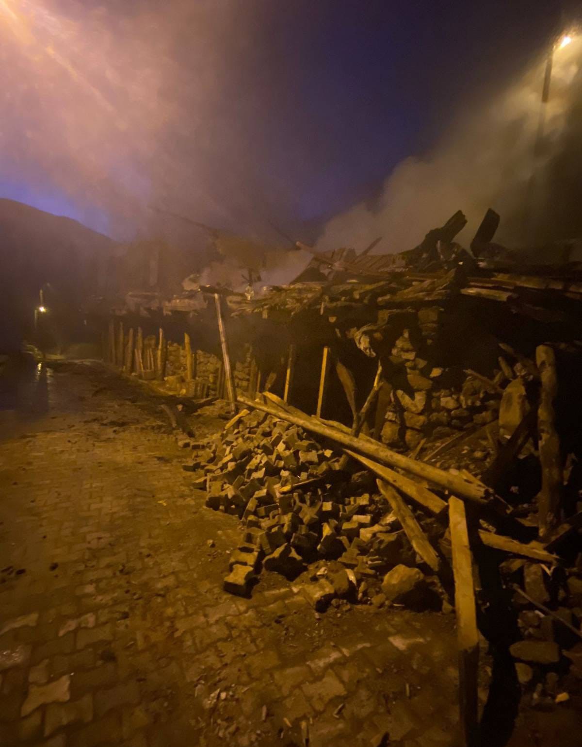 Tokat'ta 3 ev yandı: Anne ve engelli oğlunu köylüler kurtardı