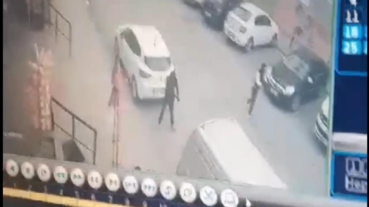 Arnavutköy'de sokak ortasında uzun namlulu silahlarla saldırı