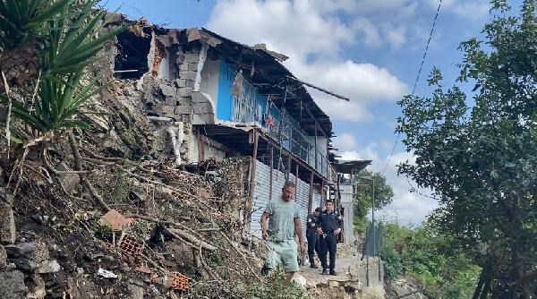Beşiktaş'ta yerinden kopan kaya parçaları evlerin üzerine düştü