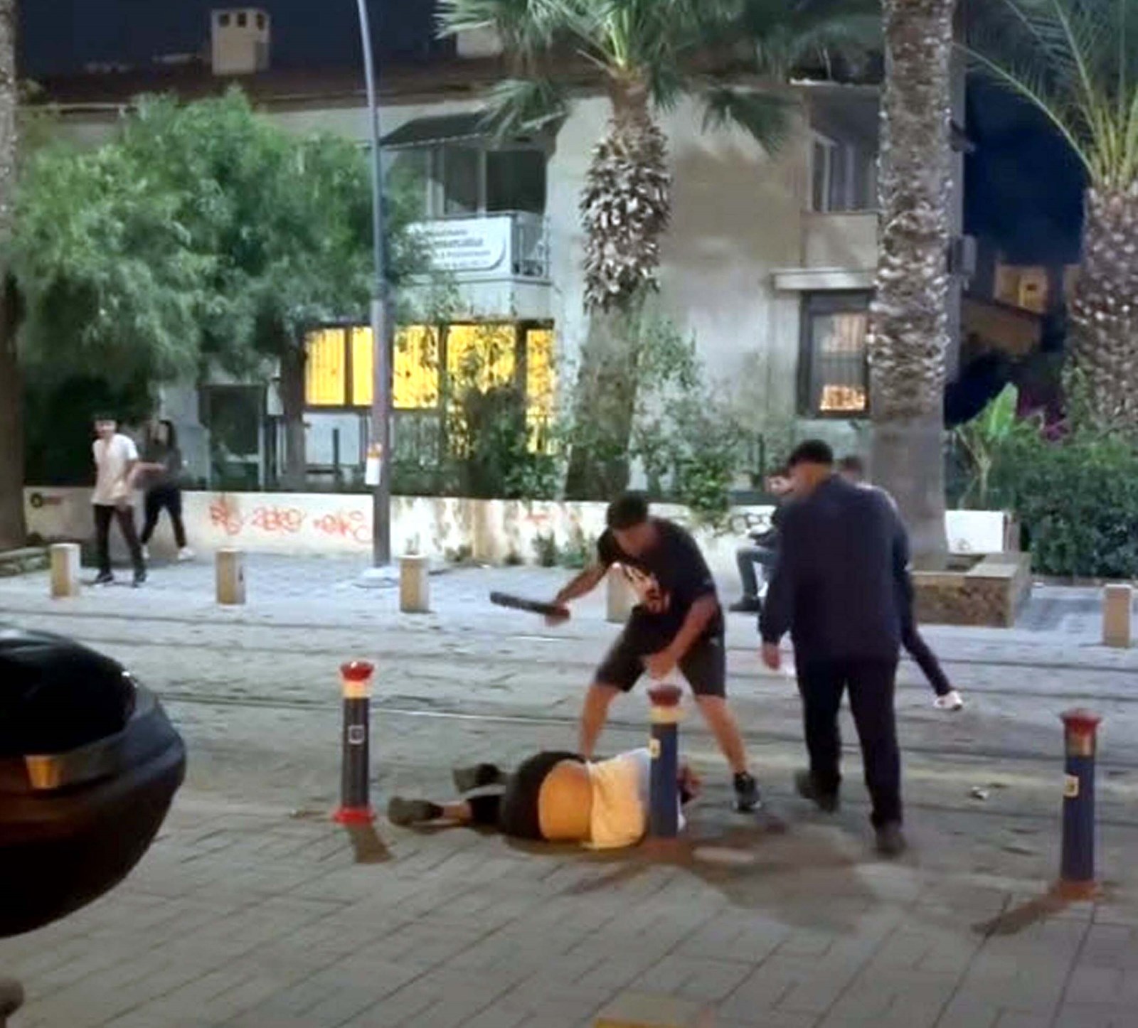 İzmir'de 3 kişiyi tekme- tokat dövüp, demir çubukla darbeden 4'ü çocuk 6 şüpheli serbest