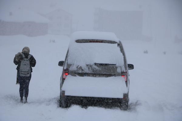 Yüksekova'da 177 yerleşim yeri kardan ulaşıma kapandı