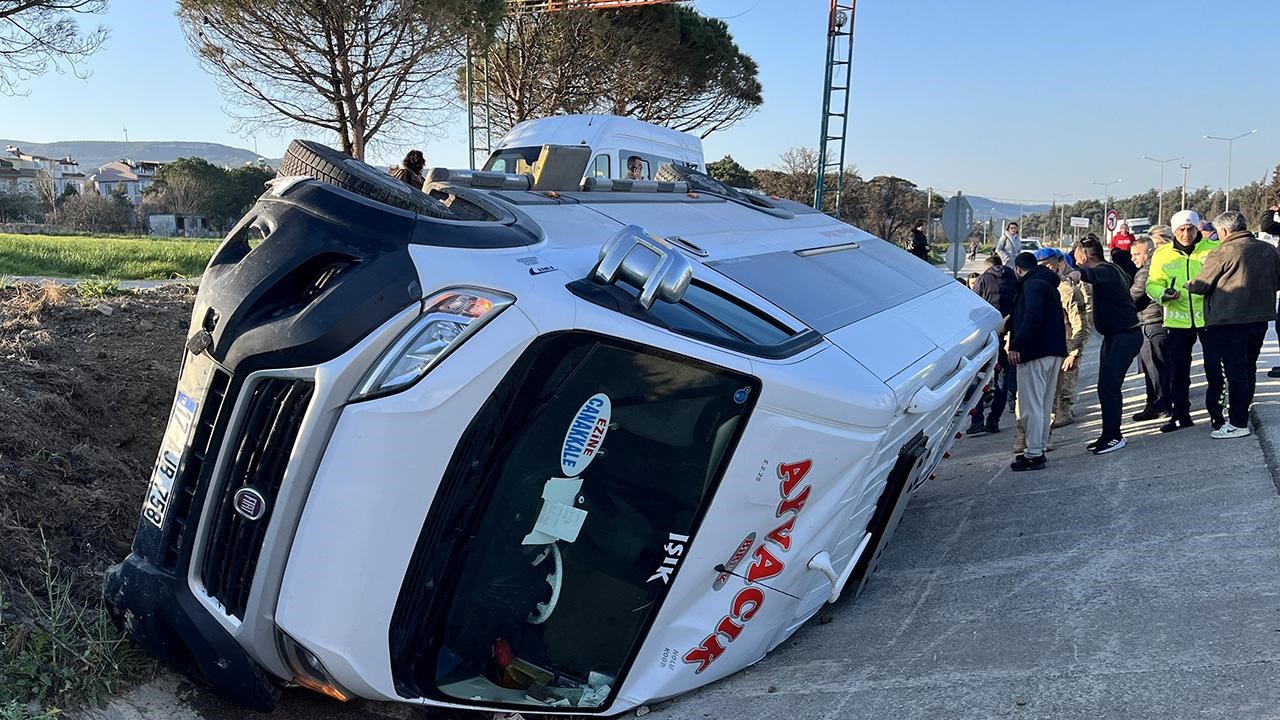Çanakkale'de öğrencilerin de bulunduğu minibüs devrildi: 8 yaralı