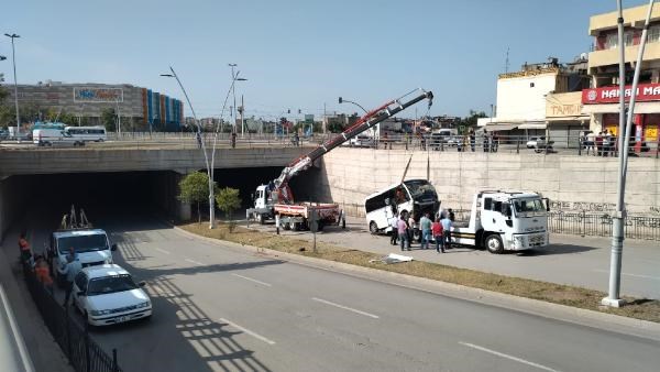 Adana'da yolcu minibüsü alt geçide düştü