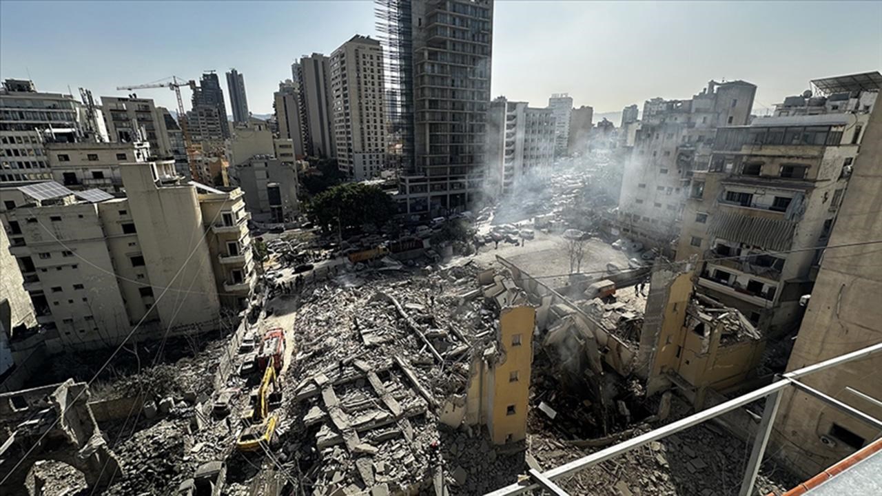 Soykırımcı İsrail'in Lübnan'ın güneyinde düzenlediği hava saldırısında 5 kişi hayatını kaybetti